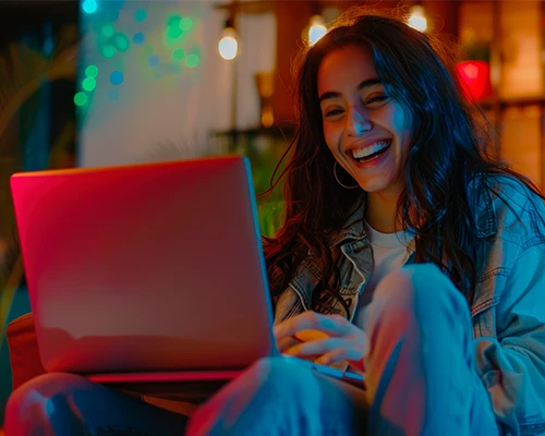 Mulher sorrindo com fones de ouvido, aproveitando a conexão rápida